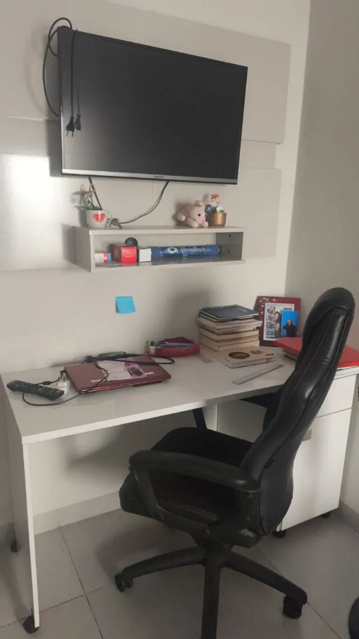 Escrivaninha e painel com TV