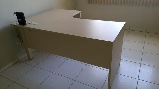 Mesa de escritório e arquivo para pastas suspensas