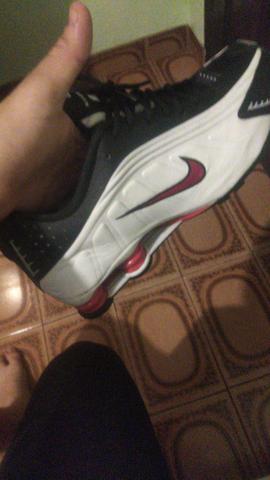 nike shox r8