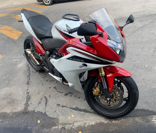 VENDO CBR 600F COM APENAS 20 MIL KM RODADO