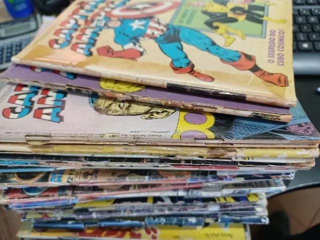 (Item 204) Lote com 35 revistas Capitão América e Batman