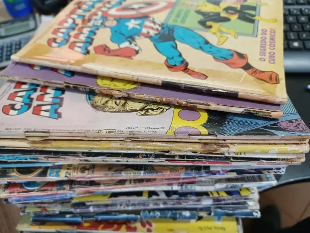 (Item 204) Lote com 35 revistas Capitão América e Batman