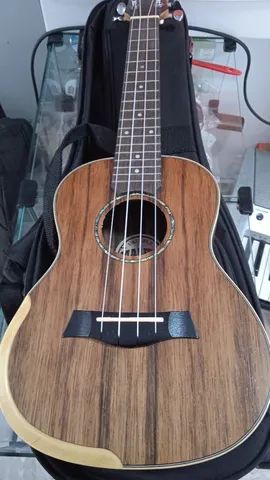 Ukulele Malibu com capa 