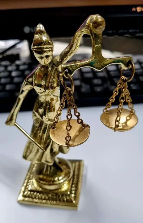 Estátua bronze Themis dama Justiça 