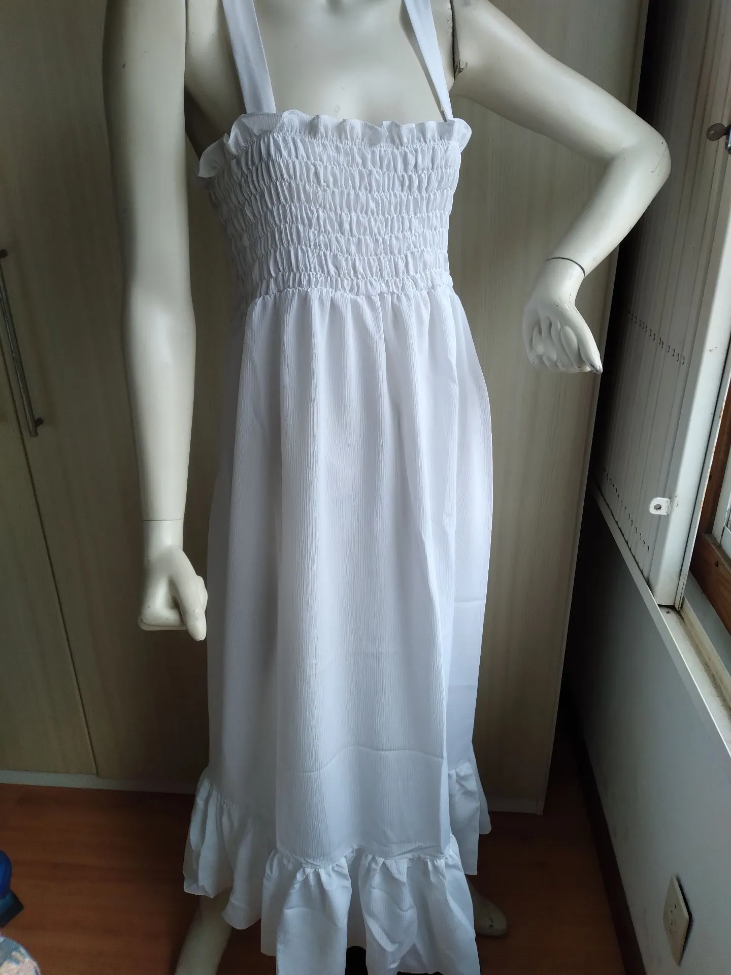 Vestido branco ou marinho com babado