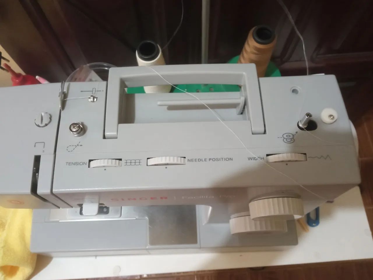 Máquina Singer Facilita Pro + calcadores diversos - Foto 3