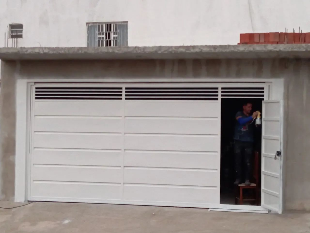 Portão de garagem branco novo - 2 folhas - Foto 4