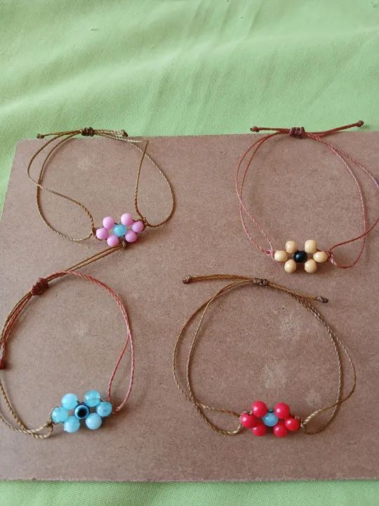 Pulseiras de miçangas com pingentes - Foto 2