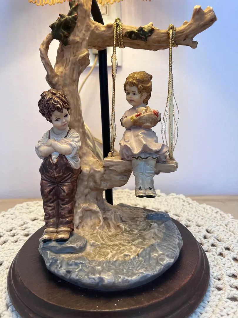 Luminária de mesa com casal de crianças em balanço - Foto 3