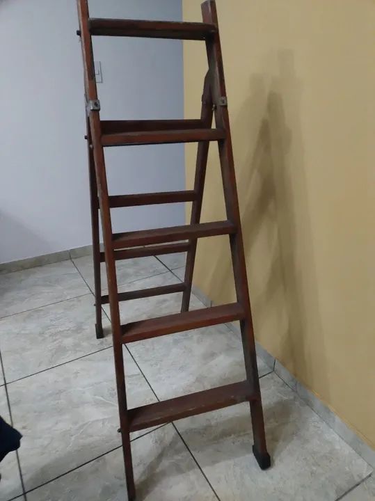 Escada de madeira usadas 