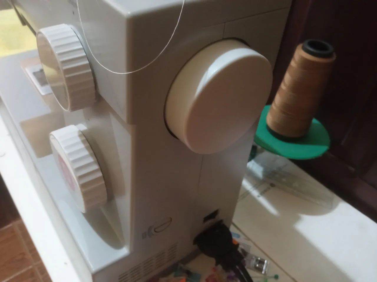 Máquina Singer Facilita Pro + calcadores diversos - Foto 4