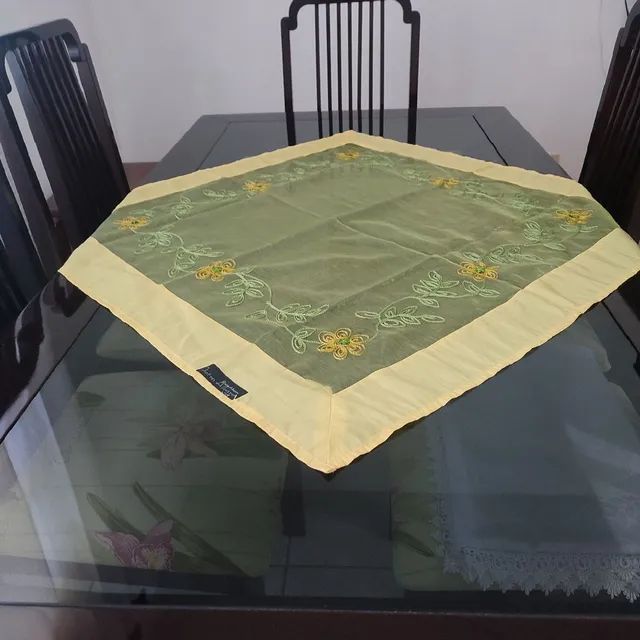 Toalha de mesa bordada 
