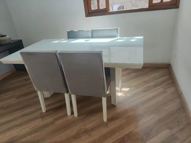 Mesa de Jantar Branca (laca/tampo com vidro) + 4 cadeiras 