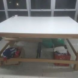 Mesa para confecção, talhação, embalagem com boa estrutura em cedrinho. 