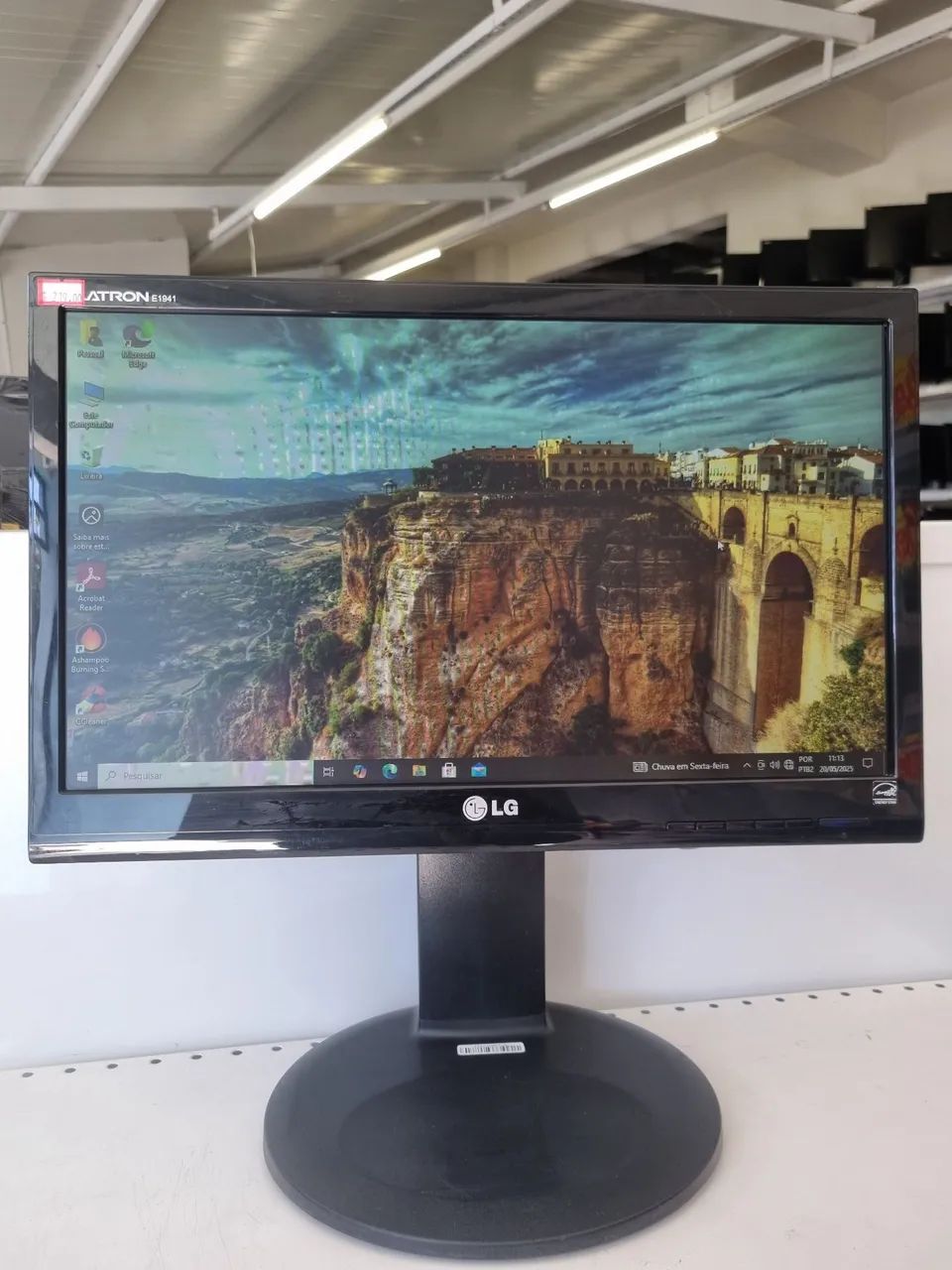 Monitor LG E1941 19 Polegadas com Base Giratória e Regulagem de Altura 