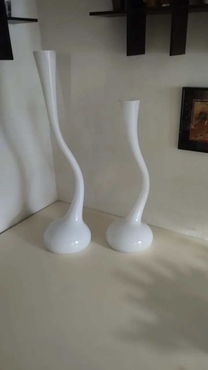 Belíssimo Par de Vasos de Cristal Murano Brancos com Design Curvilíneo - Foto 4