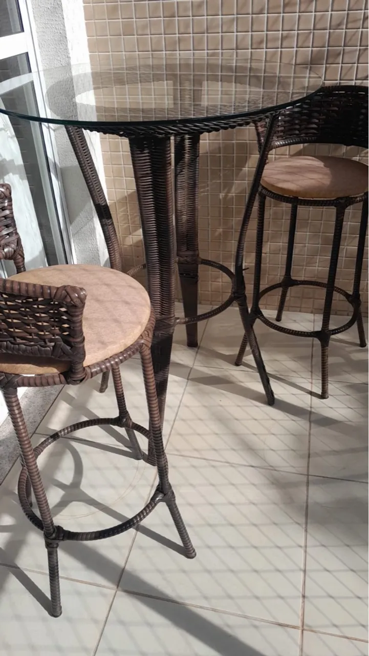 Conjunto de mesa alta com cadeiras
