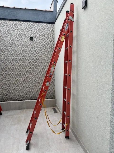 Escada tesoura dupla em fibra de vidro 18 degraus - Foto 2
