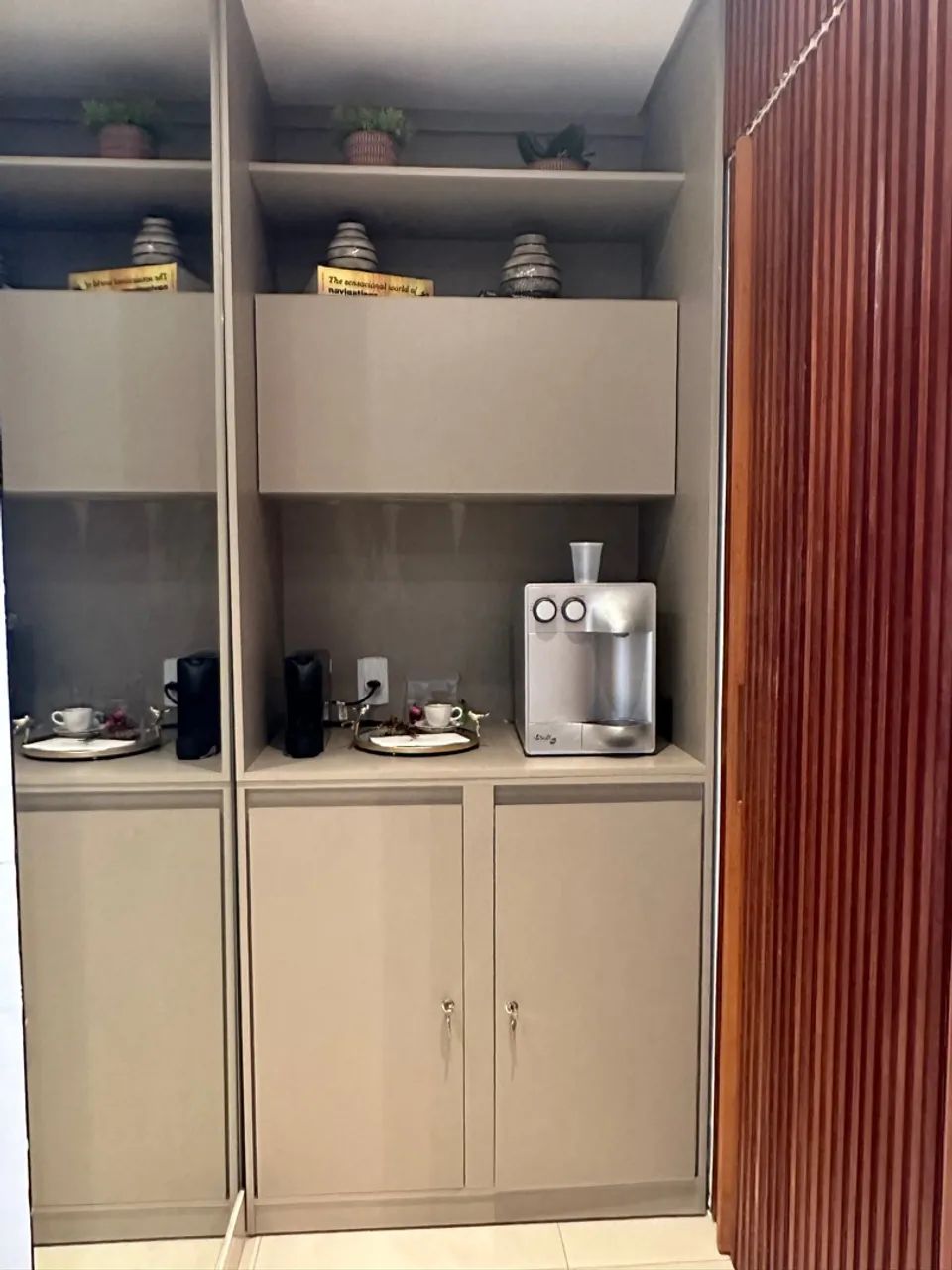 Armário de cozinha moderno com design clean