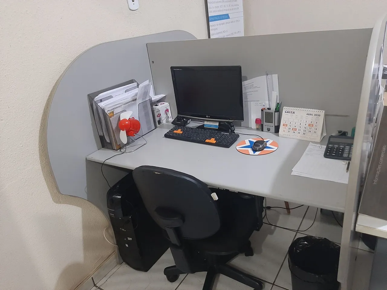 Mesa de escritório cinza com divisórias