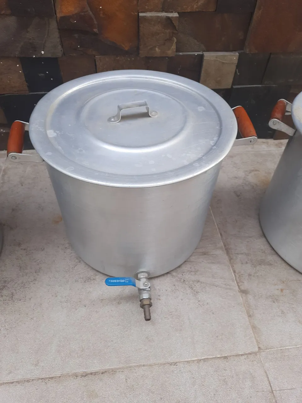 3 caldeirões e peças para fazer cerveja!!!