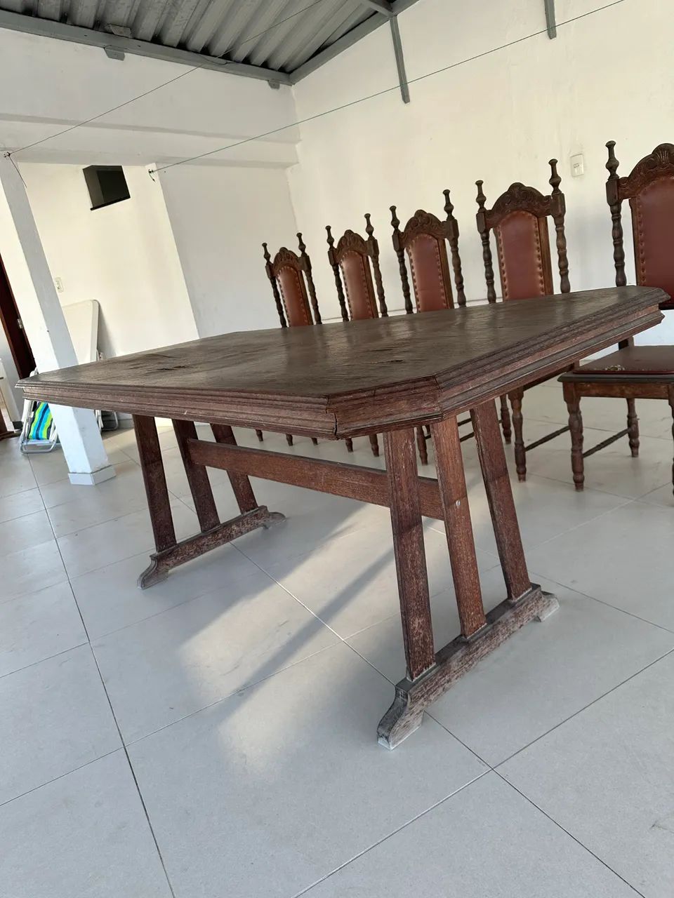 Jogo de Mesa Antiga com 6 Cadeiras em Madeira Maciça - Foto 2