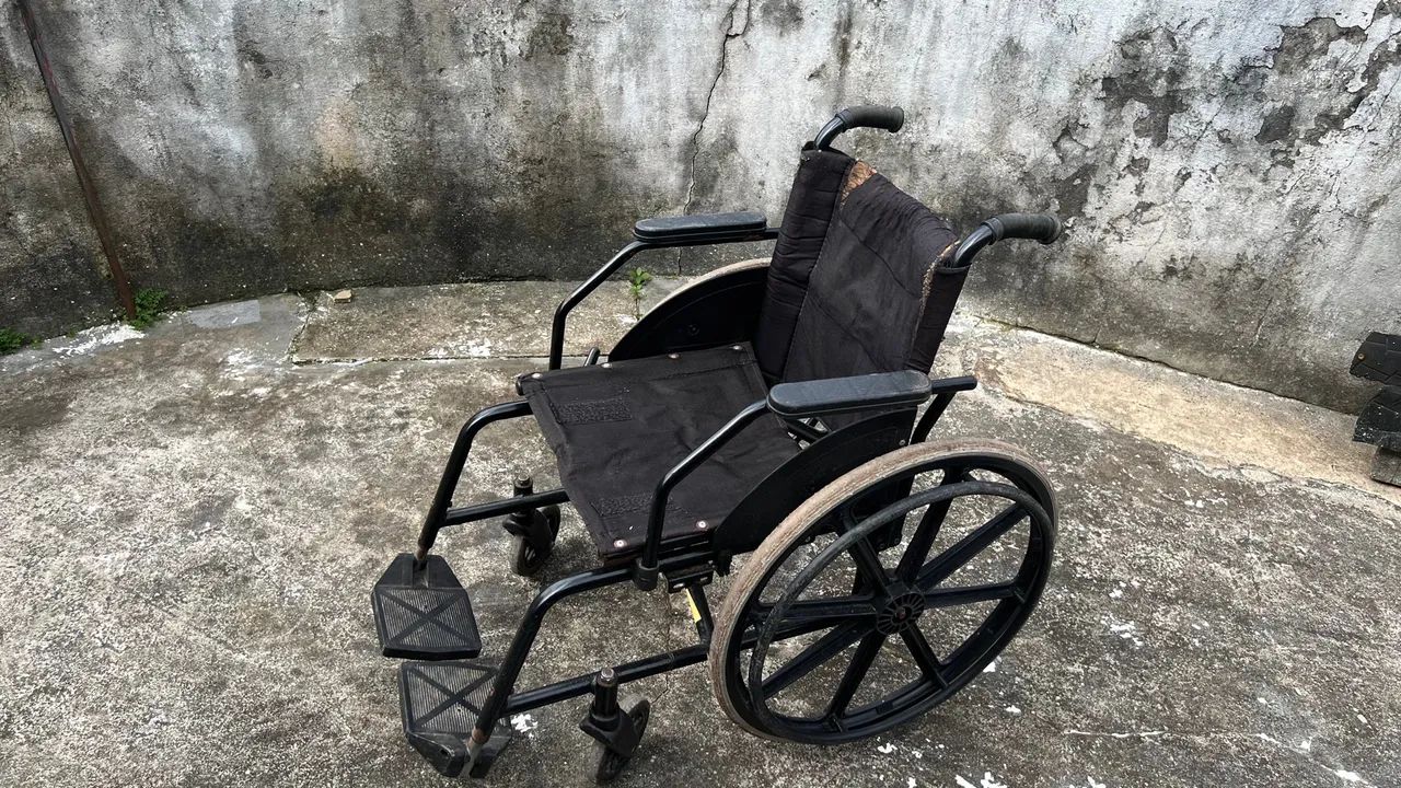 Vendo Cadeira de Rodas - Foto 5