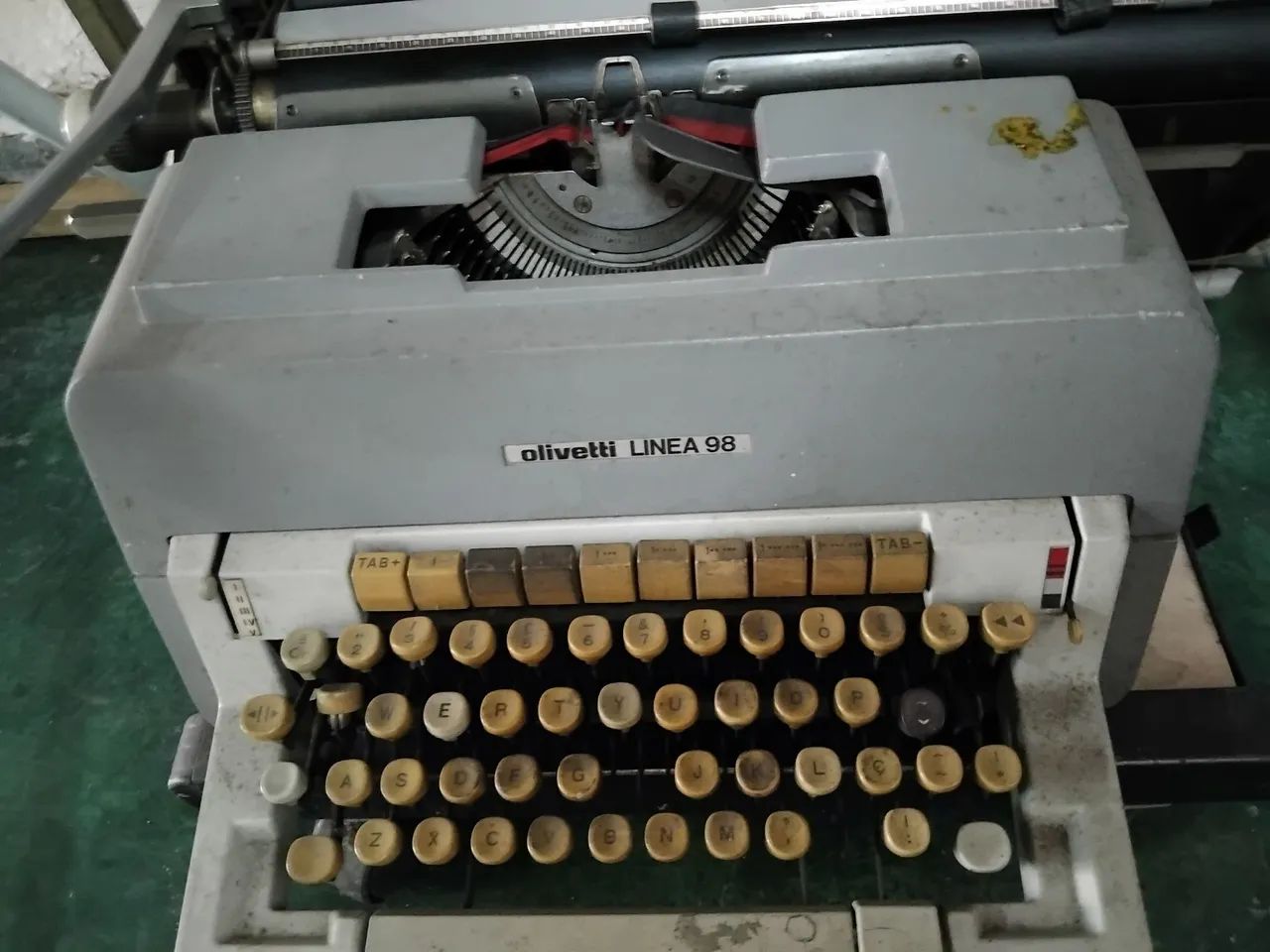 Antiguidade Máquina de escrever Olivetti Linea 98 - Foto 2