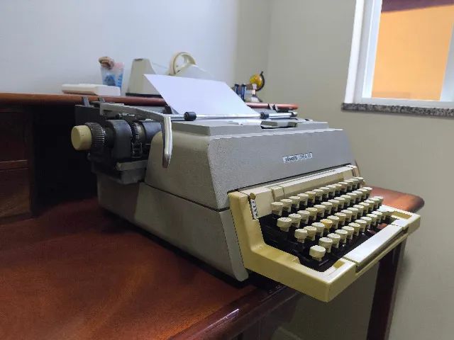 Máquina de escrever Olivetti Linea 98 antiga64231817726722123