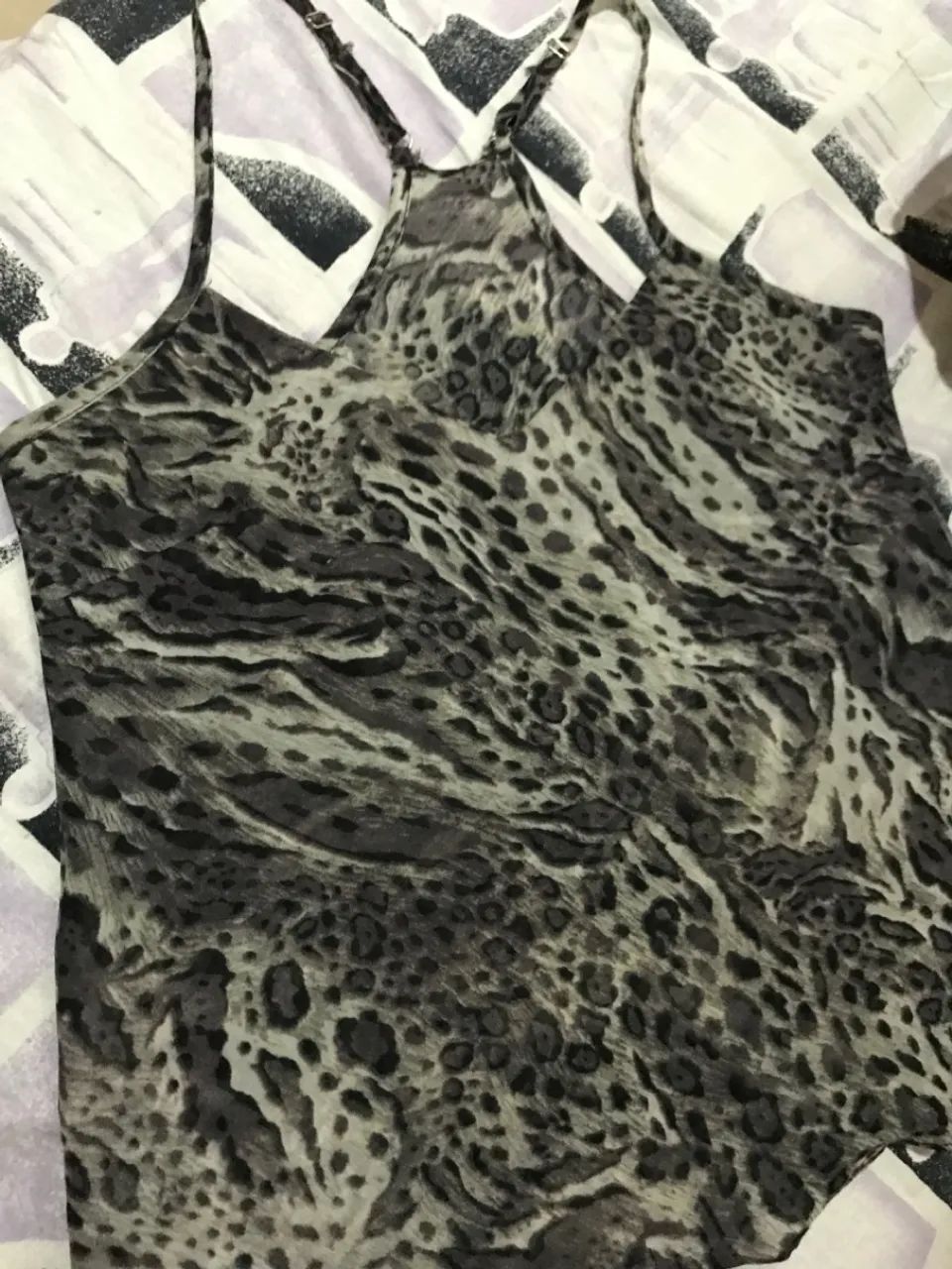 Blusa com estampa de leopardo-das-neves