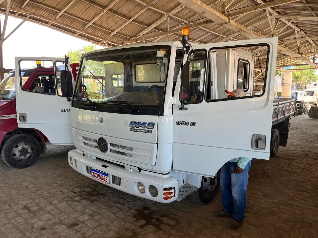 Caminhão Mercedes-Benz 914 6 - Baú - Foto 2