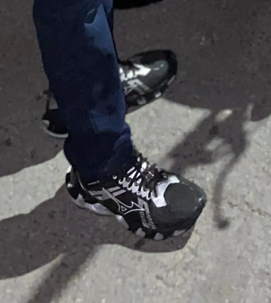 Tênis Mizuno Wave Rider 26 - Preto com Detalhes