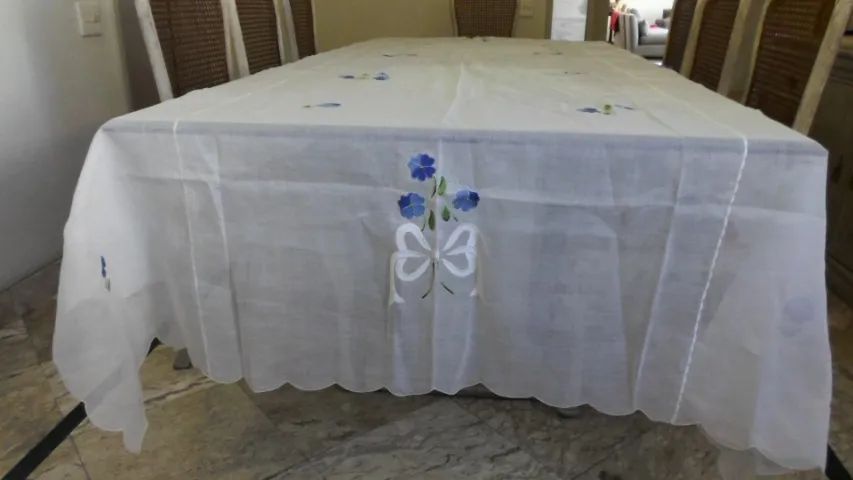 TOALHA DE MESA RETANGULAR SANJÔ - BRANCA FLORAL COM GUARDANAPOS (2,60x 1,50 cm)  