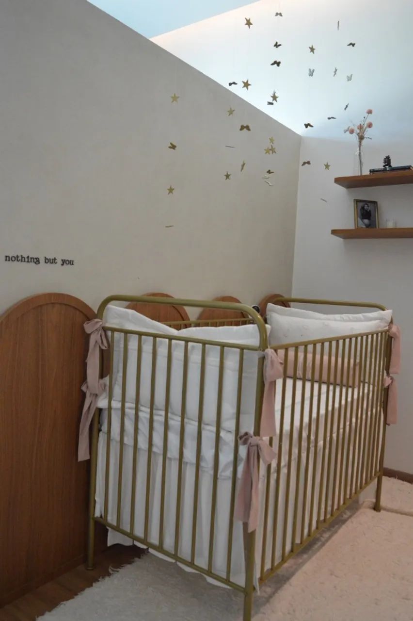 Berço de ferro com saia e colchão 