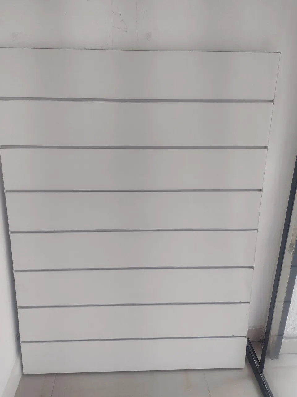 Painel canaletado branco para organização