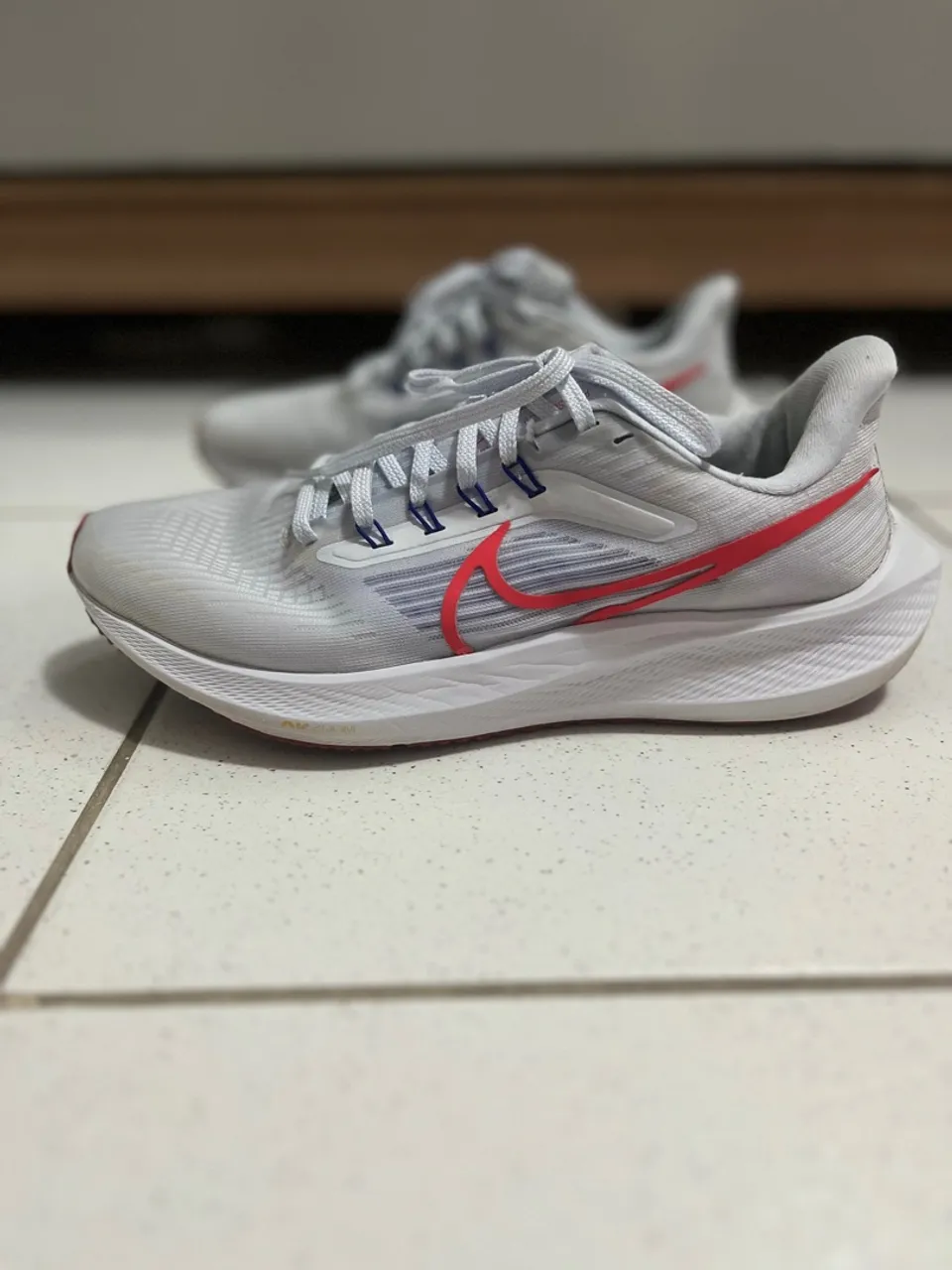 Tênis Nike Air Zoom Pegasus 39 - Branco com detalhes