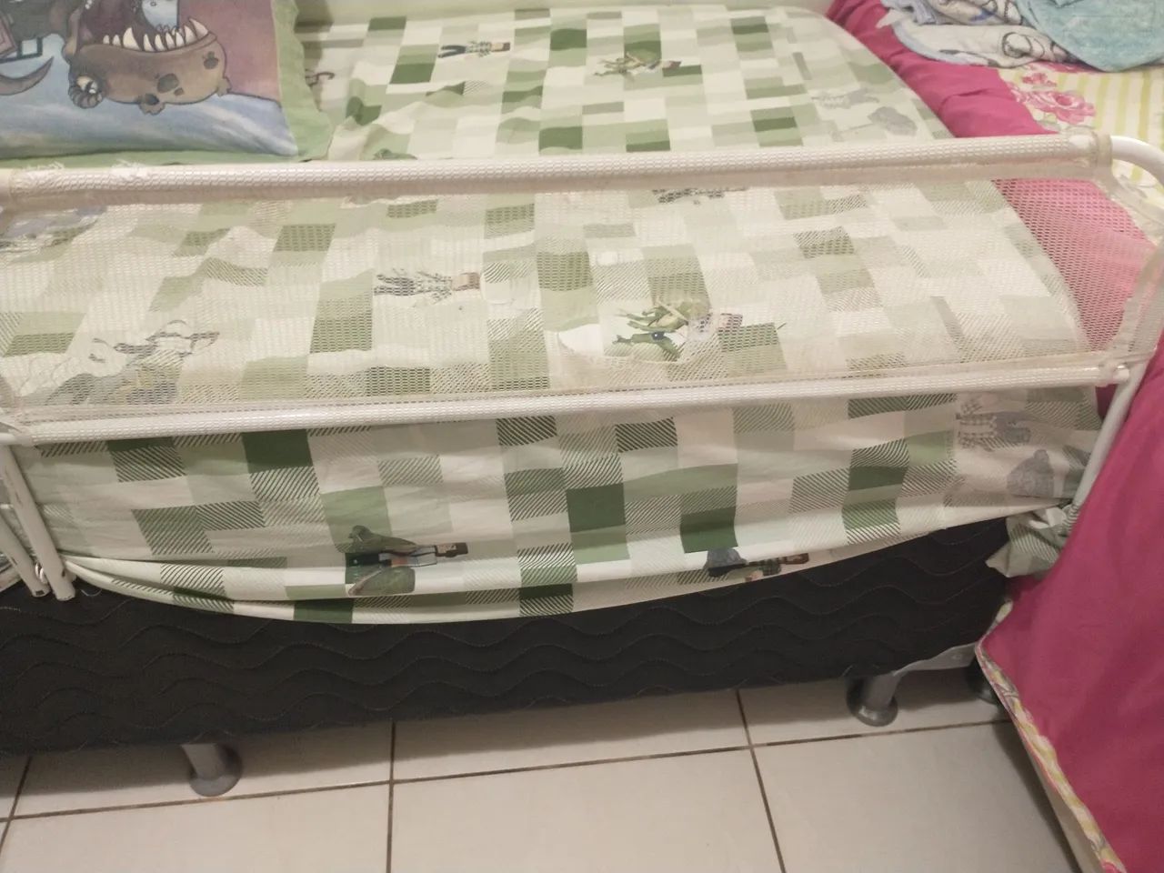 Protective guard rail for children's bed64330584318337121