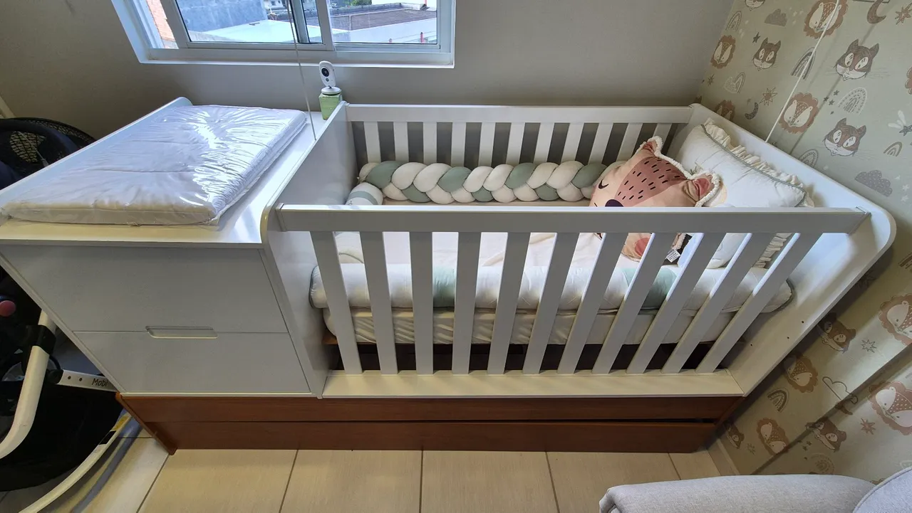 Berço com Cômoda Integrada e Cama Auxiliar
