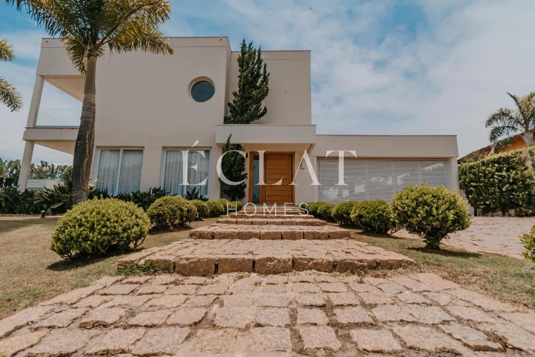Casa de condomínio com 890 m², 6 quartos sendo 6 suítes à venda no bairro Ville de Chamoni