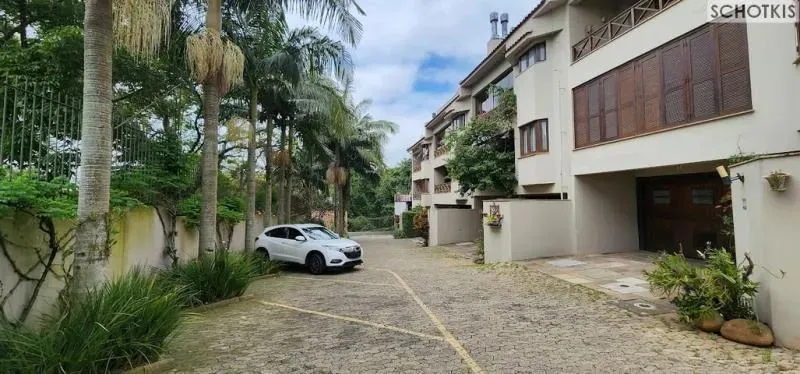 IMOBILIÁRIA SCHOTKIS VENDE EXCELENTE RESIDÊNCIA DE 04 DORMITÓRIOS, DESOCUPADA, EM PLENA RU