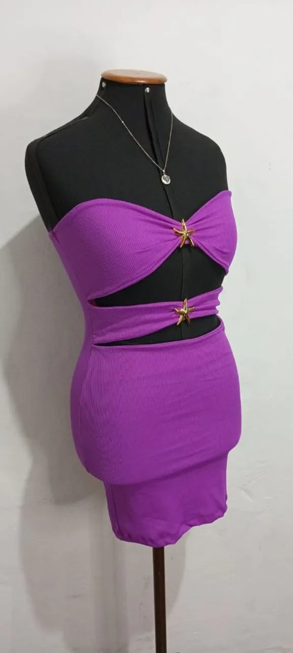 Vestido roxo com detalhes estrela