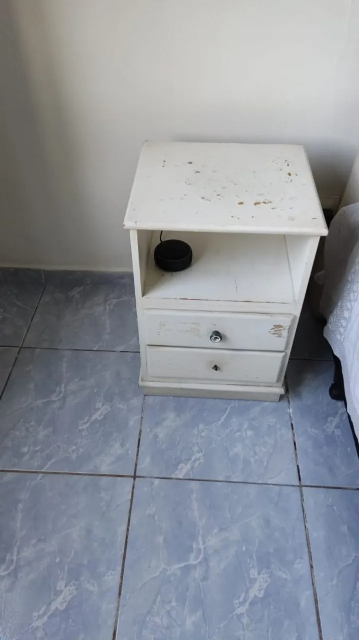 Mesa de cabeceira branca com gavetas