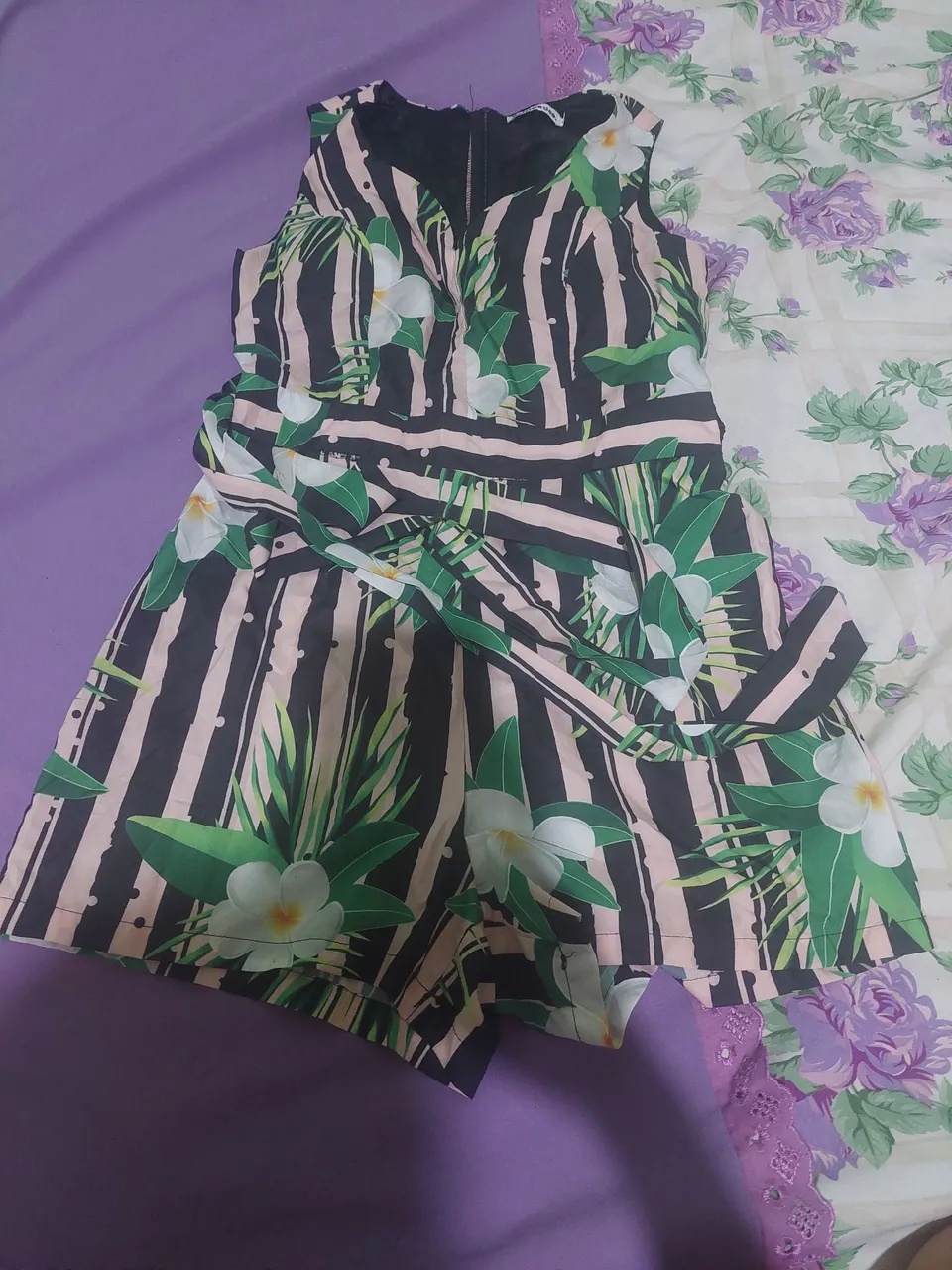Macacão curto estampado com detalhes florais