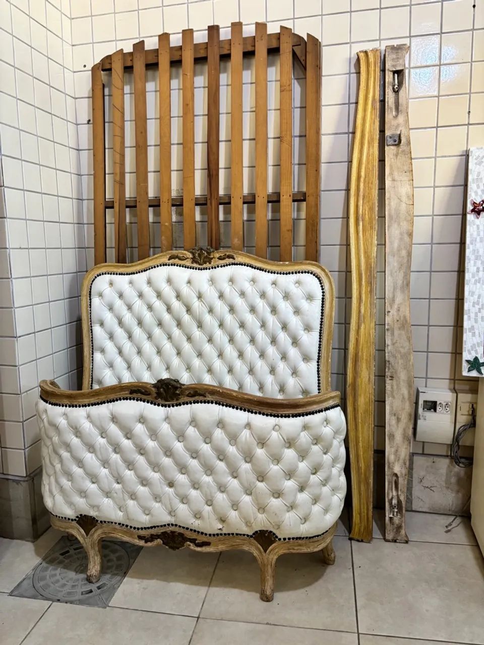 Cama de viúva antiga entalhada em madeira de lei maciça ao estilo francês Louis XV - Foto 2