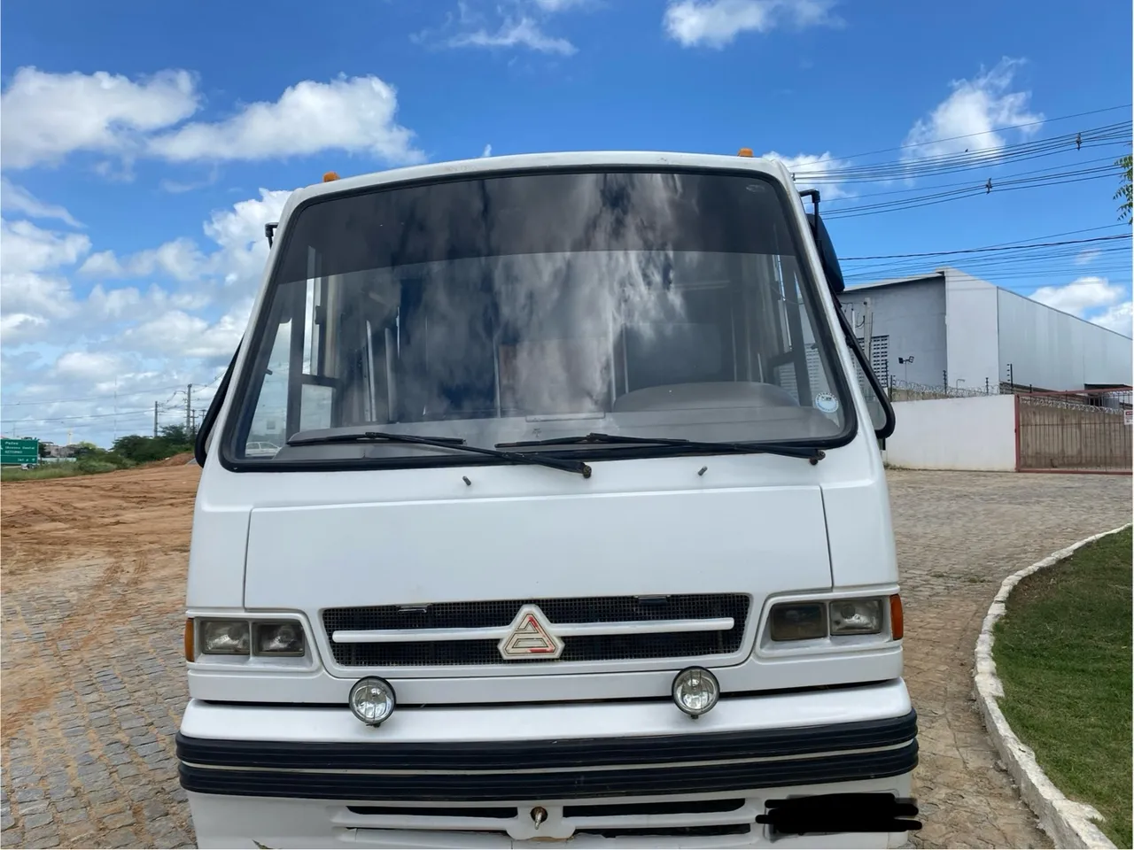 Ônibus Branco - Ideal para transporte de passageiros