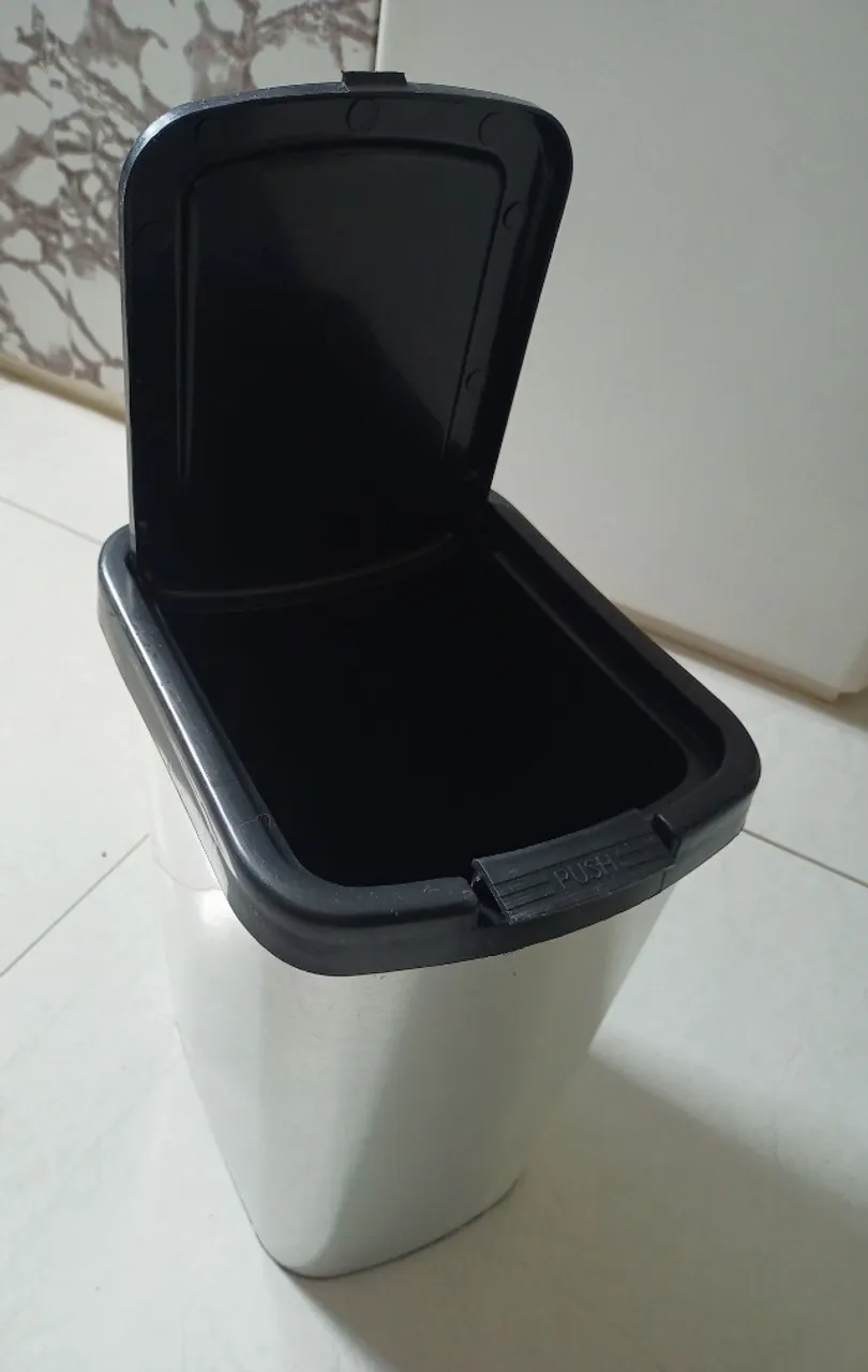 Lixeira de plástico
