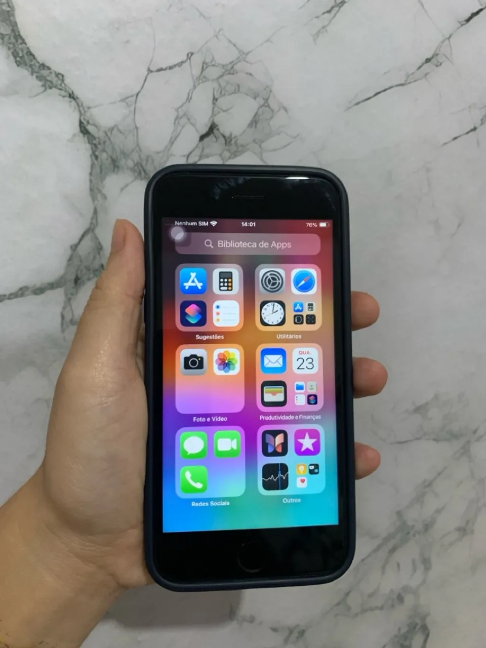 iPhone SE 64GB mesma atualização do 11 funcionando tudo perfeitamente sem nenhum defeito