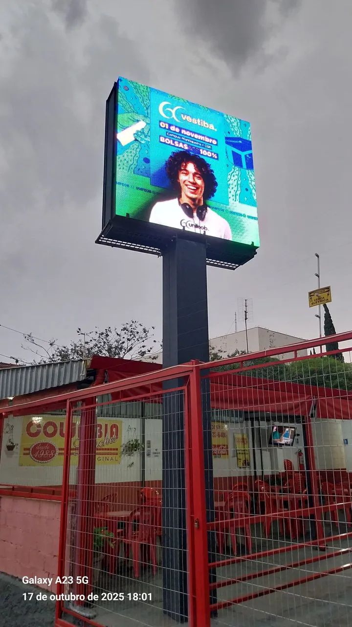 Telão de led 2x2mt acompanha torre em chapa de aço,  computador, cabos de rede ,em fun. 64167733777153122