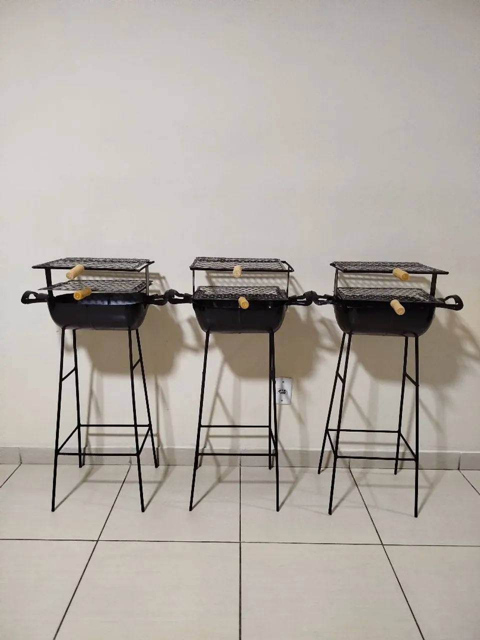3 Churrasqueiras de Ferro com Suporte - Foto 6