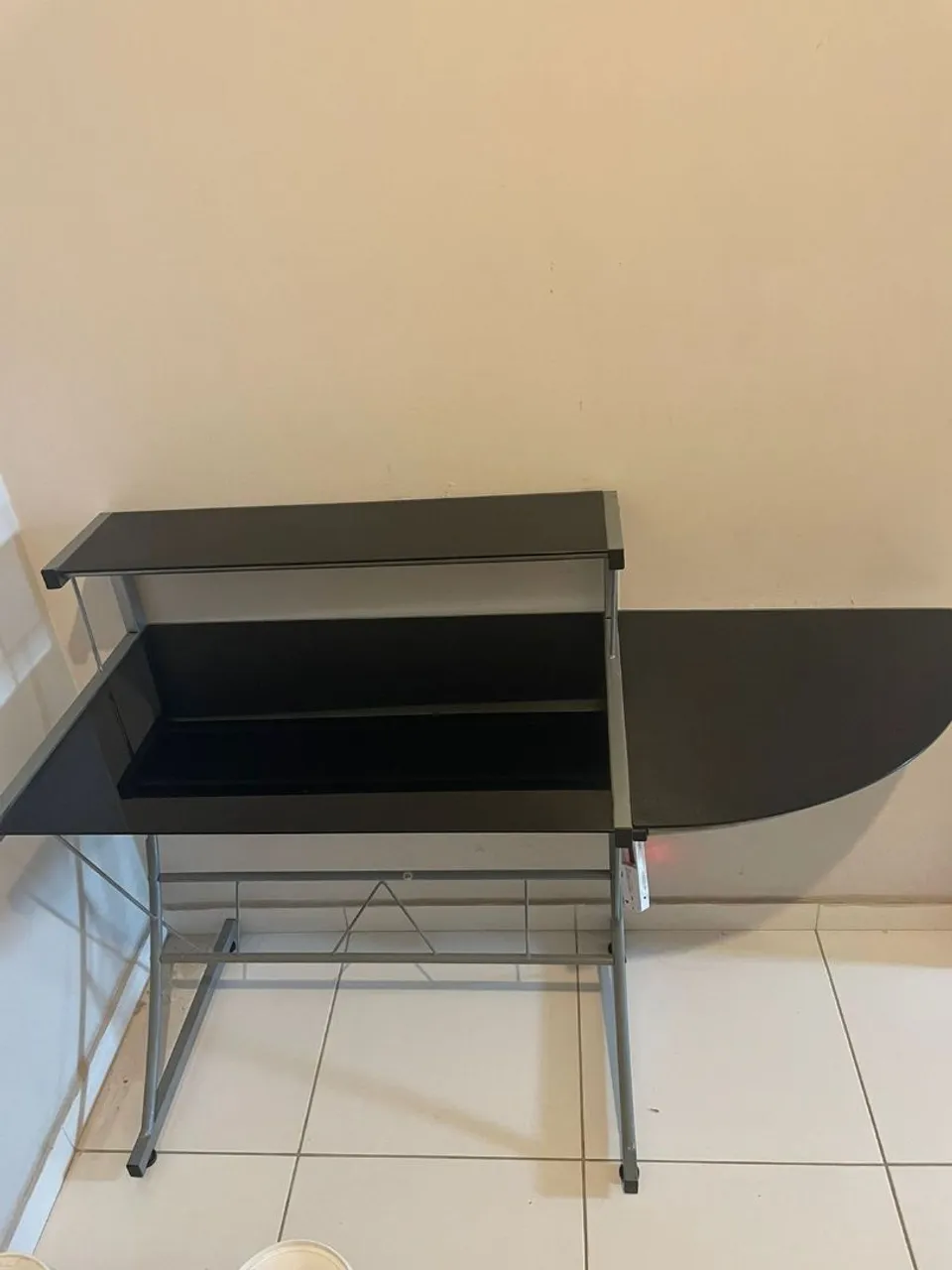 Escrivaninha preta com design moderno